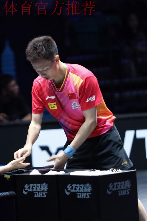 戴维斯中路送短传 穆迪罚球线跳投2+1 戴维斯中路送短传 穆迪罚球线跳投2+1